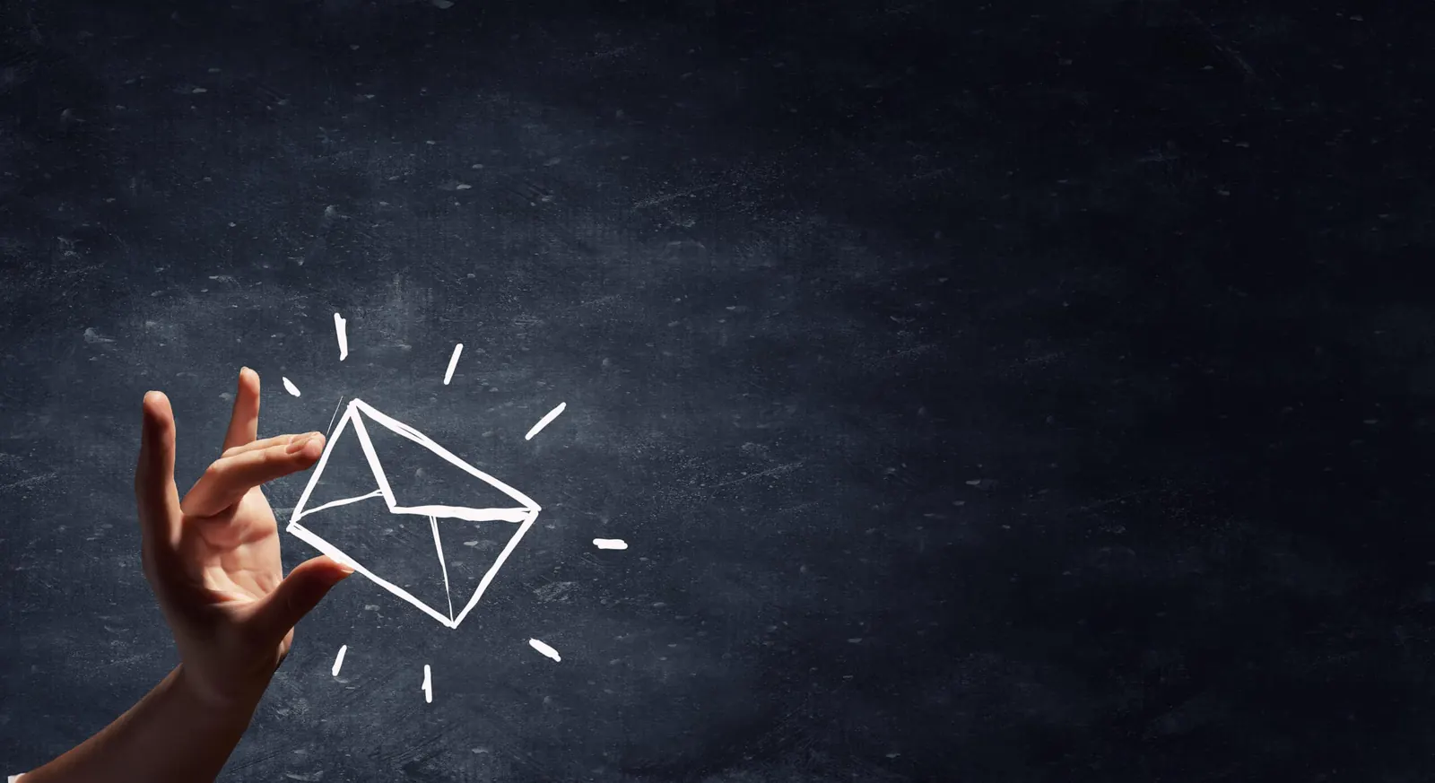 Hand hält einen gezeichneten Briefumschlag vor dunklem Hintergrund