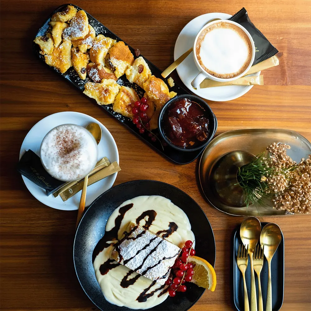 Food-Fotografie: angerichtete Gerichte und Kaffee auf Holztisch von oben